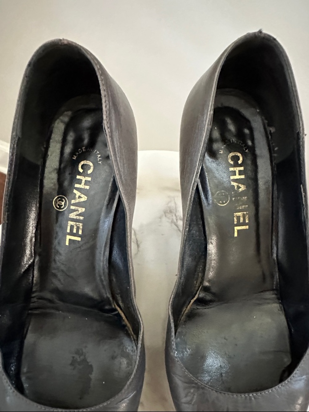 CHANEL Black and Gray Leather Cap-Toe Pumps - Picture 5 of 6